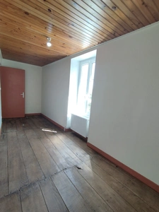 Charente. LA TACHE. Maison 81 m² environs, cour, jardin et grange.