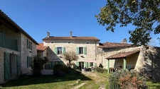 Charras. Maison en pierre de 198 m² avec gîte de 70 m² à terminer 
