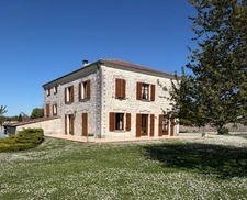Brie. Maison en pierre de 200 m² sur une parcelle de 3392 m² 