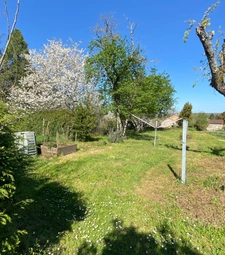 Charras - Maison 131 m² avec grange située sur une impasse  