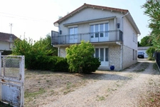 Ruelle sur Touvre. Maison 179 m² avec 3 garages sur parcelle de 2039 m². 