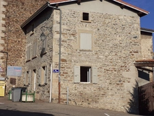 Immeuble de 215 m2 à aménager + commerce et cour à SAINT DIDIER SOUS RIVERIE (69)