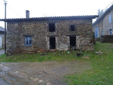 SECTEUR DOURNAZAC ENSEMBLE IMMOBILIER DE DEUX HABITATIONS AVEC DEUX BELLES GRANGES ATTENANTES ET UNE DEPENDANCE AVEC FOUR A PAIN A RENOVER EN TOTALITE