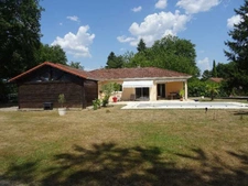 A BOSMIE L'AIGUILLE PROCHE DE LIMOGES TRES BELLE MAISON DE PLAIN PIED 3 CHAMBRES AVEC PISCINE ET DEPENDANCES
