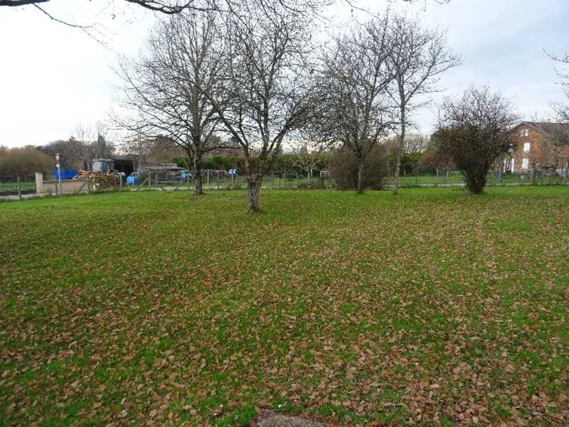 A VERNEUIL SUR VIENNE TERRAIN PLAT AVEC CU DE 800 M² · 50 000 €