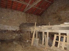 SECTEUR DOURNAZAC DANS UN VILLAGE MAISON 3 CHAMBRES A RENOVER EN TOTALITE AVEC GRANGES NON ATTENANTES