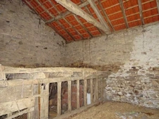 SECTEUR DOURNAZAC DANS UN VILLAGE MAISON 3 CHAMBRES A RENOVER EN TOTALITE AVEC GRANGES NON ATTENANTES
