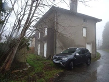 SECTEUR DOURNAZAC DANS UN VILLAGE MAISON 3 CHAMBRES A RENOVER EN TOTALITE AVEC GRANGES NON ATTENANTES