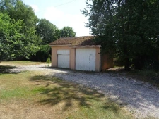 A BOSMIE L'AIGUILLE PROCHE DE LIMOGES TRES BELLE MAISON DE PLAIN PIED 3 CHAMBRES AVEC PISCINE ET DEPENDANCES