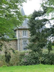 Entre saint Brieuc et Guingamp charmant château début 20e avec écurie professionnelle comprenant 36 boxes sur un parc de 8.5 hectares.