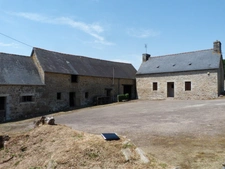 Corps de ferme plein de charme à rénover sur 2.6 hectares Proche du Lac de Kerne Huel 18 km au nord de Rostrenen