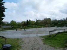 Entre saint Brieuc et Guingamp charmant château début 20e avec écurie professionnelle comprenant 36 boxes sur un parc de 8.5 hectares.