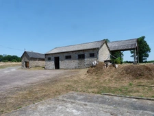 Corps de ferme plein de charme à rénover sur 2.6 hectares Proche du Lac de Kerne Huel 18 km au nord de Rostrenen