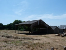 Corps de ferme plein de charme à rénover sur 2.6 hectares Proche du Lac de Kerne Huel 18 km au nord de Rostrenen