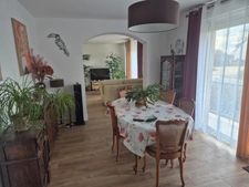 Maison rénovée 3 chambres sur sous sol, comble aménageable  Terrain clos arboré 910 m