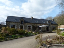 entre uzel et corlay longere 260 m2 5 chambres piscine et parc arbore 