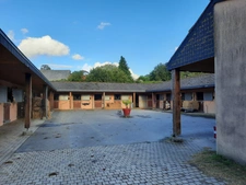 Entre saint Brieuc et Guingamp charmant château début 20e avec écurie professionnelle comprenant 36 boxes sur un parc de 8.5 hectares.