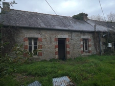 Proche du Château et de l’Étang de Corlay , ensemble en pierre de 200 m² sur 3.35 hectares