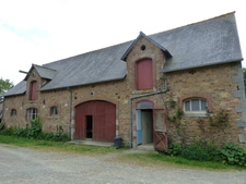 Entre saint Brieuc et Guingamp charmant château début 20e avec écurie professionnelle comprenant 36 boxes sur un parc de 8.5 hectares.