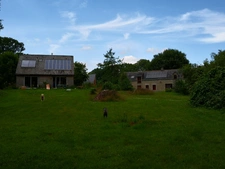 cadre bucolique pour ce domaine compose de 3 maisons sur 15 000 m2 