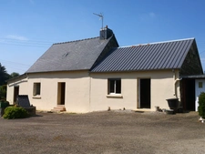 Entre mur de bretagne et Corlay  Corps de ferme en pierre à rénover  sur 8 440 m² de terrain