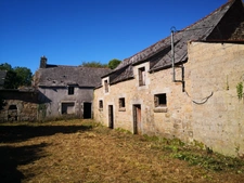 corps de ferme avec dependances sur 1679 m2 a renover entierement 