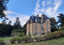 Entre saint Brieuc et Guingamp charmant château début 20e avec écurie professionnelle comprenant 36 boxes sur un parc de 8.5 hectares.