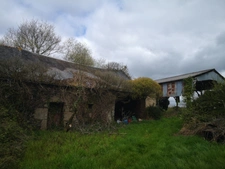 Proche du Château et de l’Étang de Corlay , ensemble en pierre de 200 m² sur 3.35 hectares