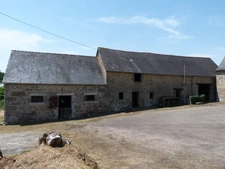 Corps de ferme plein de charme à rénover sur 2.6 hectares Proche du Lac de Kerne Huel 18 km au nord de Rostrenen