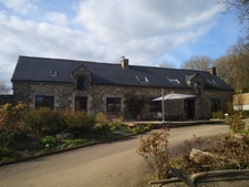 entre uzel et corlay longere 260 m2 5 chambres piscine et parc arbore 