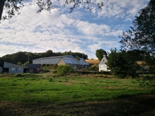 Découvrez ce joli corps de ferme isolé offrant un cadre exceptionnel et un potentiel rare, implanté sur 7,5 hectares de terrains (possibilité d’acquérir environ 12 hectares supplémentaires).