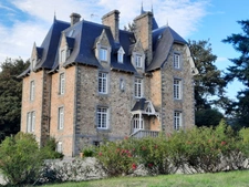 Entre saint Brieuc et Guingamp charmant château début 20e avec écurie professionnelle comprenant 36 boxes sur un parc de 8.5 hectares.
