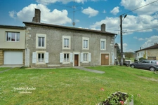 Maison d'habitation à rénover entièrement, composée d'une entrée, cuisine, salle à manger, cellier, remise, wc, garage et cave au rez-de-chaussée. A l'étage...