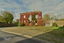 Maison de Maître avec jardin et garage.