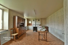 Maison d'habitation à rénover entièrement, composée d'une entrée, cuisine, salle à manger, cellier, remise, wc, garage et cave au rez-de-chaussée. A l'étage...