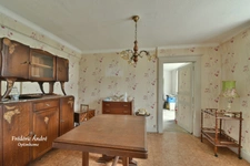 Maison d'habitation à rénover entièrement, composée d'une entrée, cuisine, salle à manger, cellier, remise, wc, garage et cave au rez-de-chaussée. A l'étage...
