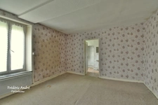 Maison d'habitation à rénover entièrement, composée d'une entrée, cuisine, salle à manger, cellier, remise, wc, garage et cave au rez-de-chaussée. A l'étage...