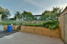 Maison de ville avec jardin et garage, mitoyenne d'un côté, à proximité des toutes les commodités