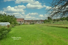 Maison d'habitation à rénover entièrement, composée d'une entrée, cuisine, salle à manger, cellier, remise, wc, garage et cave au rez-de-chaussée. A l'étage...