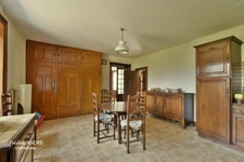 Grande maison familiale avec jardin, garages et beaux volumes, l'ensemble sur 2269 m² de terrain. MOUZON 08210