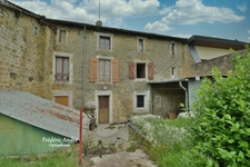 Maison d'habitation à rénover entièrement, composée d'une entrée, cuisine, salle à manger, cellier, remise, wc, garage et cave au rez-de-chaussée. A l'étage...