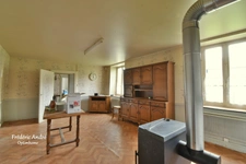 Maison d'habitation à rénover entièrement, composée d'une entrée, cuisine, salle à manger, cellier, remise, wc, garage et cave au rez-de-chaussée. A l'étage...