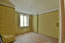 Maison d'habitation à rénover entièrement, composée d'une entrée, cuisine, salle à manger, cellier, remise, wc, garage et cave au rez-de-chaussée. A l'étage...