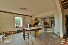 Maison de Maître avec jardin et garage.