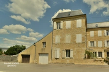 Grande maison familiale avec jardin, garages et beaux volumes, l'ensemble sur 2269 m² de terrain. MOUZON 08210