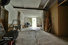 Maison d'habitation à rénover entièrement, composée d'une entrée, cuisine, salle à manger, cellier, remise, wc, garage et cave au rez-de-chaussée. A l'étage...