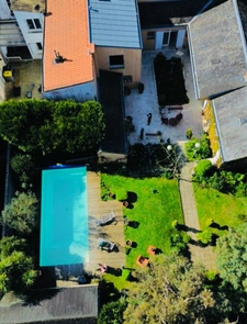 LA ROCHE SUR YON (85) - PENTAGONE - MAISON DE CARACTERE BOURREE DE CHARME AVEC PISCINE ET JARDIN CLOS 