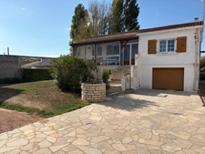 L'AIGUILLON SUR MER (85) - MAISON FAMILIALE AVEC VERANDA, APPARTEMENT T2 ET TERRAIN A BATIR ZONE BLANCHE