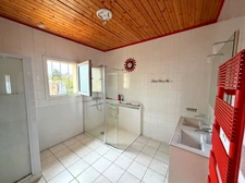LUCON (85400) - CENTRE IMMEDIAT - MAISON FAMILIALE 3/4 CHAMBRES AVEC PISCINE ET SPACIEUSES DEPENDANCES