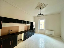 LUCON QUARTIER MARCHE COUVERT CHARMANTE MAISON EN PIERRES RENOVEE DE PLAIN PIED AVEC JARDIN ET CAVE